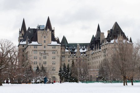 Foto de Ottawa, Canada - January 23, 2023: Fairmont Chateau Laurier hotel building in Major's Hill Park in winter. - Imagen libre de derechos