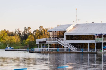 Téléchargez les photos : Ottawa (Ontario) - Le 19 mai 2023 : Pavillon du lac Dow avec des bateaux - en image libre de droit