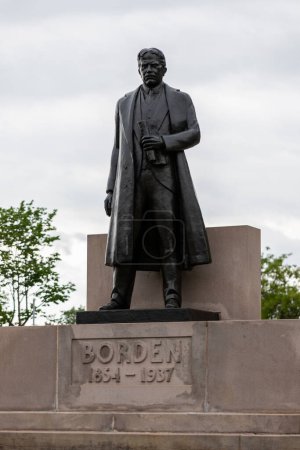 Téléchargez les photos : Ottawa, Canada - le 17 juin 2023 : Statue du premier ministre Borden sur la Colline du Parlement. - en image libre de droit