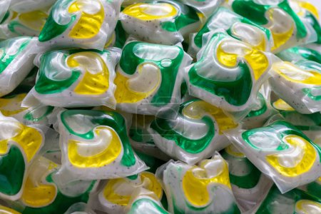 Foto de Cápsulas de detergente para lavavajillas o jabón para ropa de fondo - Imagen libre de derechos