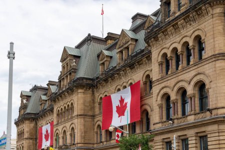 Téléchargez les photos : Canada, Ottawa - 1er juillet 2022 : Fête du Canada. Drapeaux canadiens sur la construction. Cabinet du Premier ministre et Conseil privé. - en image libre de droit