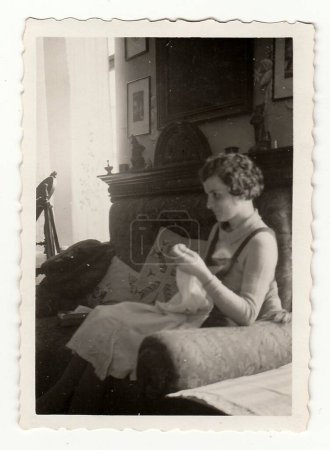 Foto de HODONIN, LA REPÚBLICA CHECOSLOVAK, CIRCA 1941: Foto vintage de una mujer que hace bordados, alrededor de 1941. - Imagen libre de derechos