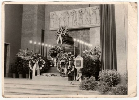 Téléchargez les photos : LA RÉPUBLIQUE SOCIALISTE TCHÉCOSLOVAQUE - CIRCA 1970 : Une photo vintage montre le service funéraire
. - en image libre de droit