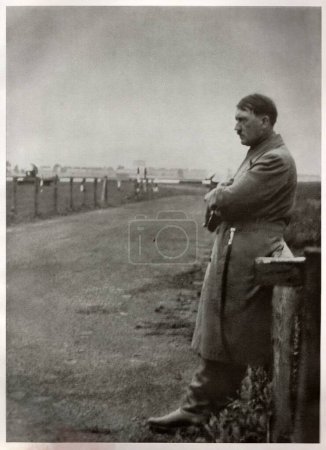 Téléchargez les photos : ALLEMAGNE - 1932 : Photo d'Adolf Hitler, dirigeant de l'Allemagne nazie. Hitler seul sur la route. Reproduction de photo antique - en image libre de droit