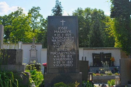 Foto de Hustopece, Chequia - 13 de junio de 2023: La tumba de los padres, el primer presidente de la República Checa. Josef Masaryk y Terezie Masarykova. - Imagen libre de derechos