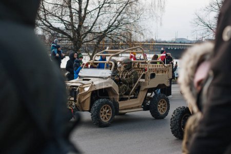 Téléchargez les photos : 18.11.2022 Riga, Lettonie. Défilé militaire les jours fériés. Soldats dans un buggy d'équipement de l'armée. - en image libre de droit