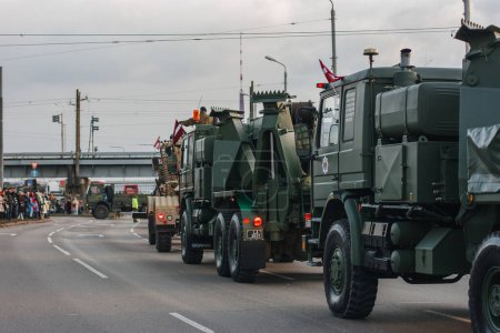Téléchargez les photos : 18.11.2022 Riga, Lettonie. Défilé militaire. Colonne d'équipement lourd armée. - en image libre de droit