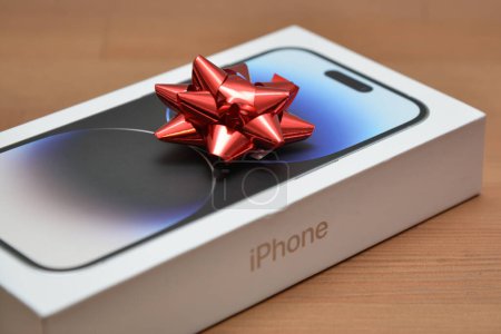 Téléchargez les photos : Riga, Lettonie - décembre 4, 2022 : Apple iPhone 14 pro smartphone Cadeau de Noël - en image libre de droit