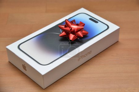 Téléchargez les photos : Riga, Lettonie - décembre 4, 2022 : Apple iPhone 14 pro smartphone Cadeau de Noël - en image libre de droit