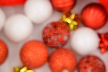 Foto de Composición navideña desenfocada. Decoraciones rojas y doradas de Navidad sobre fondo blanco. Piso tendido, vista superior, espacio para copiar. adecuado para la tarjeta de felicitación de fondo - Imagen libre de derechos