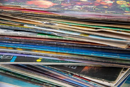 Téléchargez les photos : Groupe de vieux singles en vinyle dans les manches originales, couvertures de disques de 7 pouces. - en image libre de droit