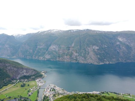 Téléchargez les photos : Vue aérienne par drone des montagnes du fjord norvégien Point de vue Stegastein au-dessus de l'Orlandsfjord à Norwa - en image libre de droit
