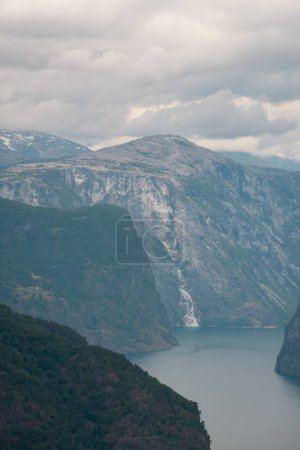 Naturaufnahme der norwegischen Berge vom Stegastein-Aussichtspunkt an einem bewölkten Sommertag. Blaue UV-Strahlung in den Bergen.