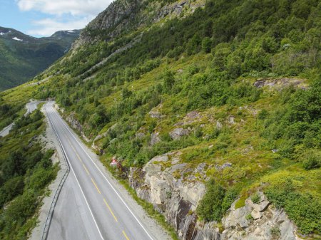 Drohnenfoto. Blick von oben auf den Norwegian Mountain Canyon Highway.