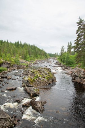 Norwegischer Fluss am Kleinen Wasserfall
