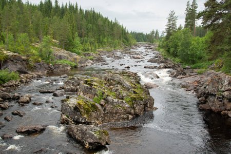 Norwegischer Fluss am Kleinen Wasserfall