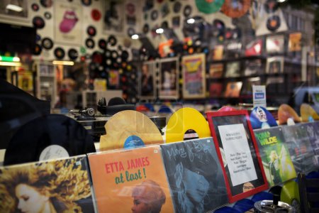 Téléchargez les photos : Salzbourg, Autriche - 30 septembre 2022 : Vinyl Shop in a empty street, concept rétro, vintage style - en image libre de droit
