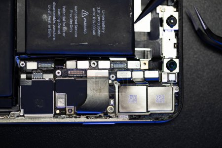 Foto de South Tyrol, Italy - Jan. 7. 2023: Replacing iPhone battery. Fix broken Smartphone. Right to repair Smartphone - Imagen libre de derechos
