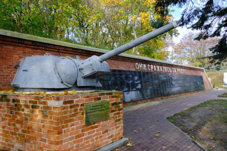 Foto de Rusia, región de Kaliningrado, Suiza 28 de octubre de 2022.Torre T 34 tanque, en la placa conmemorativa de fondo a los que murieron y lucharon por la patria - Imagen libre de derechos