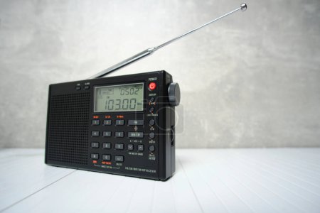 Téléchargez les photos : Récepteur radio numérique avec antenne allongée fond béton gris - en image libre de droit