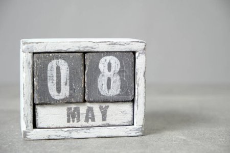 Foto de 8 de mayo, fondo gris calendario de escritorio de madera.Mes pring representado en cubas.Lugar para sus ideas - Imagen libre de derechos