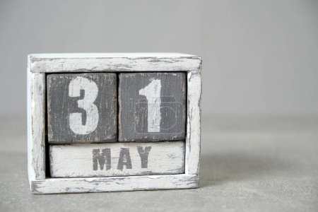 Téléchargez les photos : May 31 calendar made wooden cubes gray background.With an empty space for your text - en image libre de droit