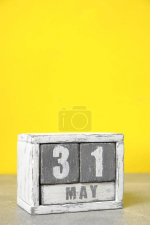 Téléchargez les photos : 31 mai calendrier fait cubes en bois fond jaune.Avec un espace vide pour votre texte - en image libre de droit