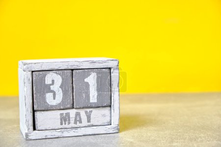 Téléchargez les photos : 31 mai calendrier fait cubes en bois fond jaune.Avec un espace vide pour votre texte - en image libre de droit