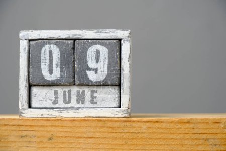 Foto de Calendario para el 09 de junio hecho de cubos de madera de pie en el estante sobre fondo gris.Con un espacio vacío para su text.Friends día, día de los archivos, día de la acreditación - Imagen libre de derechos