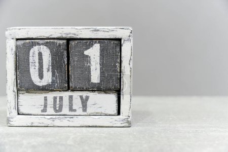 Foto de Calendario para el 01 de julio, hecho de cubos de madera, sobre fondo gris.Con un espacio vacío para su texto - Imagen libre de derechos