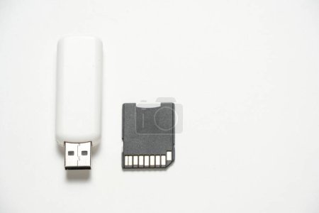Téléchargez les photos : Lecteur flash USB et lecteur de carte sur un fond blanc - en image libre de droit