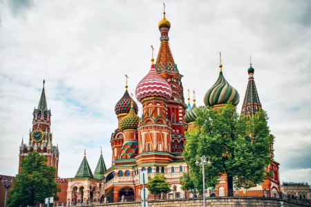 Téléchargez les photos : Moscou, le 8 mai 2023.Cathédrale de Basile et tour Spasskaya - en image libre de droit