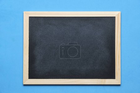Schwarze Tafel für Notizen im Holzrahmen blauer Hintergrund