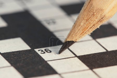 Einfacher Bleistift auf dem Hintergrund von Kreuzworträtsel Nahaufnahme