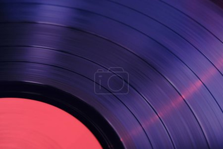Foto de Pistas de sonido en un vinilo púrpura primer plano macro foto - Imagen libre de derechos