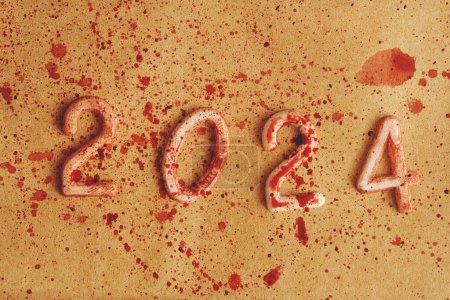 Téléchargez les photos : Chiffres pour 2024 sont sur papier éclaboussé de sang - en image libre de droit