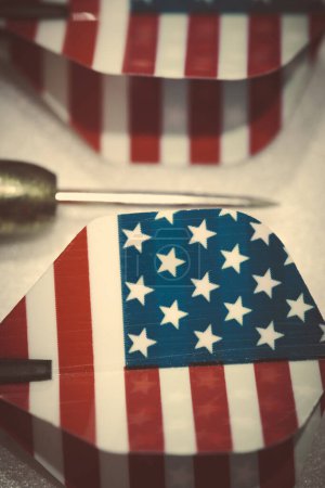 Téléchargez les photos : Fléchettes avec drapeau États-Unis Amérique sur plumage - en image libre de droit