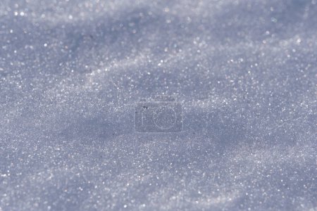 Textura de primer plano de la nieve, mostrando patrones cristalinos intrincados, perfectos para diseños temáticos de invierno y conceptos estacionales