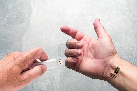 Hände modifizierte Person mit USB-Stick und USB-Eingang am Handgelenk