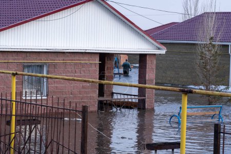 El edificio está inundado por aguas desbordantes río. Desastre natural