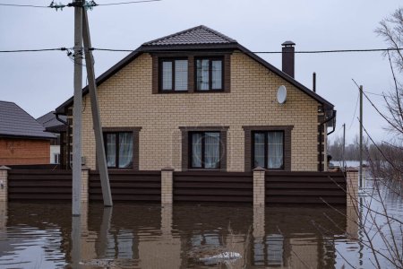 Maison inondée. La maison a été inondée d'eau pendant les inondations printanières
