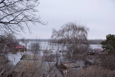 Überflutete Vororte während des Frühjahrshochwassers