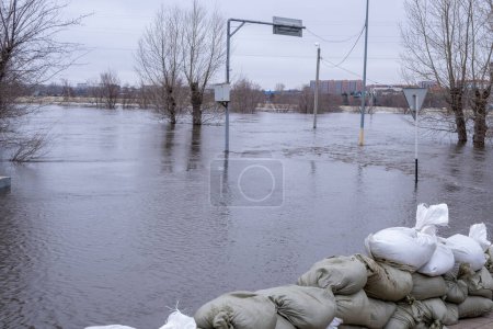 Überflutete Straßen nach Starkregen und Überschwemmungen im Frühjahr