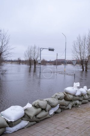 Inundaciones en la ciudad. Bolsas de arena se apilan para proteger contra inundaciones