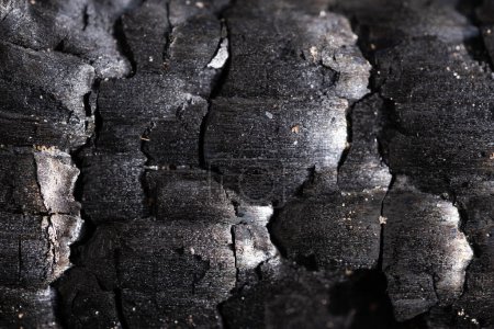 Brûler du charbon de bois en gros plan comme fond. Texture macro