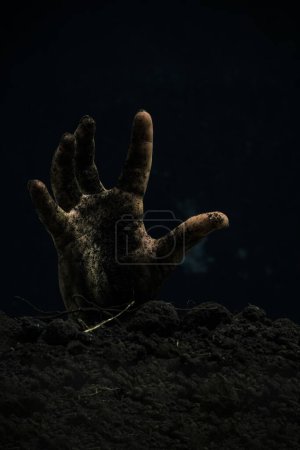 Zombie-Hand auf dunklem Hintergrund, Halloween-Konzept, Horror