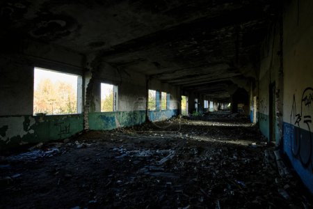 Ruinen einer sehr stark verschmutzten Industriefabrik, Industrieserie