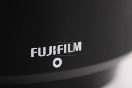 Foto de Kazajstán mayo 15, 2024.Inscripción fujifilm primer plano en la capucha de la lente - Imagen libre de derechos