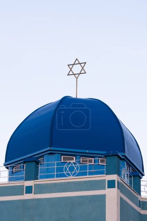 Jüdische Synagoge mit blauer Kuppel und Davidstern darauf