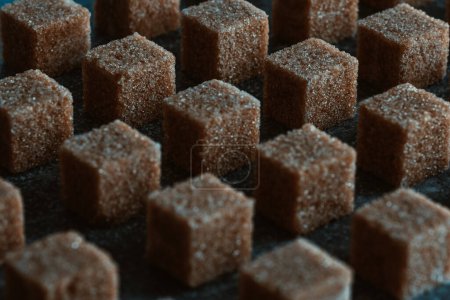 Téléchargez les photos : Rangées lisses de cubes de sucre de canne dans le style alimentaire sombre - en image libre de droit